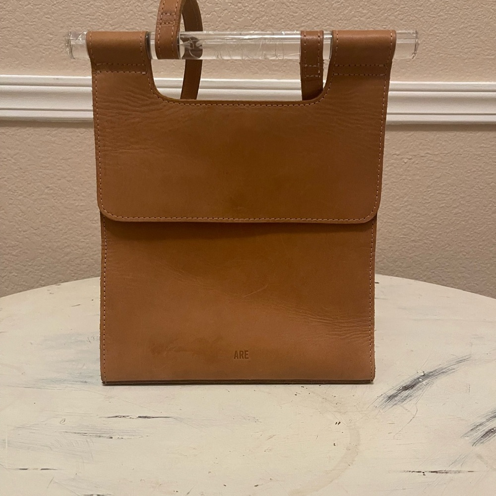 ARE Chic Tan Leather Messenger Bag